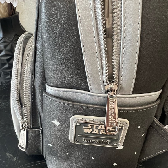 Grogu & Mandalorian Glow in the Dark Loungefly - Picture 6 of 14